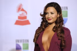 Các sao đua nhau... khoe "gò bồng đảo" nóng bóng 