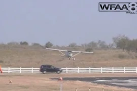 Tai nạn hy hữu: Máy bay tiếp đất cắt nát ôtô 