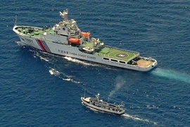 Tàu Philippines vượt "vòng vây" tàu Trung Quốc trên biển Đông 