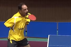 Mất hai tay vẫn chơi bóng bàn điêu luyện 