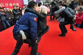 Thi nhau "khóa môi" để giành nhẫn kim cương