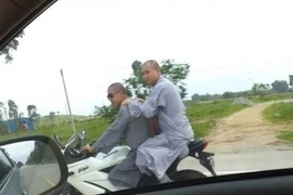 Bắt gặp sư thầy đeo kính râm, cưỡi xế nổ cực "chơi" 