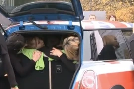 Lập kỉ lục Guiness Thế giới bằng việc "nhồi" người vào Mini Cooper