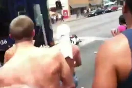 Sống sót sau cú đâm "trời giáng" của xe buýt