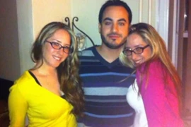 Hai chị em sinh đôi chung nhau… bạn trai