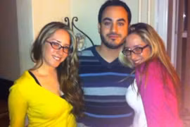 Hai chị em sinh đôi chung nhau… bạn trai