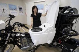 Choáng với xe máy chạy bằng... phân