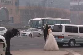 Cặp đôi đeo mặt nạ chống độc khi chụp ảnh cưới 