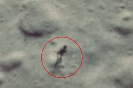 Nghi vấn phát hiện sinh vật lạ có hình thù giống con người trên mặt trăng
