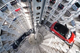 Hàng trăm chiếc Volkswagens tụ hội trong tháp thủy tinh cao 60 mét 