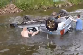 Xem màn giải cứu xe đua "chết đuối" cực kì kịch tính