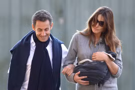 Tổng thống Sarkozy đánh bóng hình ảnh bằng con gái 12 ngày tuổi?
