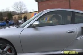 Màn trình diễn đỗ xe điệu nghệ của lái xe... 11 tuổi