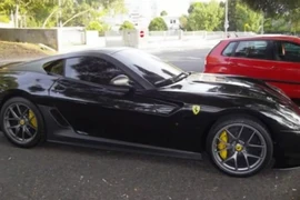 Cristiano Ronaldo "lượn lờ" với siêu xe khủng