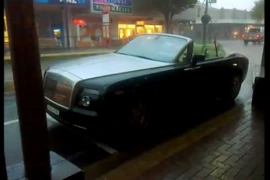 Rolls-Royce "đầu trần" sũng nước trong mưa bão 