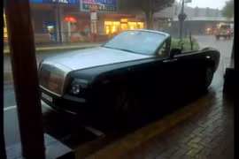 Rolls-Royce "đầu trần" sũng nước trong mưa bão 