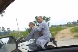 Bắt gặp sư thầy đeo kính râm, cưỡi xế nổ cực "chơi" 