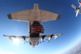 Hiến máu trong trang phục ma cà rồng để nhận Chevrolet Sonic 2012?