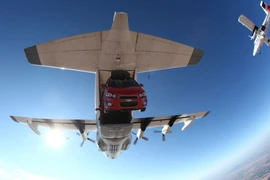 Hiến máu trong trang phục ma cà rồng để nhận Chevrolet Sonic 2012?