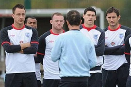 Đội tuyển Anh đối mặt với "ma ám" và... gái mại dâm