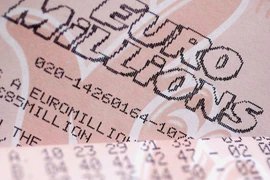 Một người giấu mặt may mắn trúng số hơn 2500 tỉ đồng