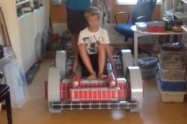 Xe chở hàng độc đáo chế tạo từ bộ xếp hình Lego
