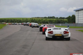 Hơn 200 siêu xe đổ ra phố khiến đường tắc nghẽn