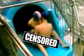 Bị tống khỏi công viên nước vì "XXX" trong ống trượt