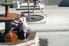 Cặp đôi hồn nhiên “mây mưa” giữa đài phun nước công cộng 