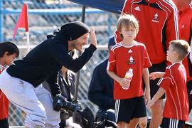 Becks làm huấn luyện viên cho đội bóng nhí của con