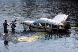 Máy bay gặp nạn khi vừa cất cánh rơi thẳng xuống sông