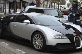 Bugatti Veyron danh giá bị cảnh sát "sờ gáy" 