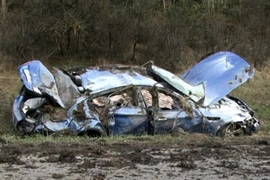 "Vít ga" 300 km/giờ, BMW M5 nát bét sau vụ tai nạn thảm khốc