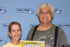 May mắn trúng một triệu USD khi nhặt lại vé xổ số từ thùng rác