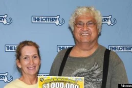 May mắn trúng một triệu USD khi nhặt lại vé xổ số từ thùng rác