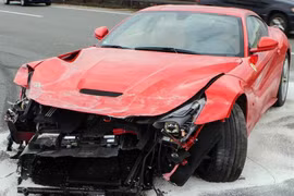 Tài xế mất lái, siêu xe 7 tỉ hỏng nặng từ trong ra ngoài