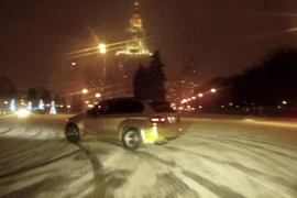 Màn drift xuyên màn đêm "náo loạn" thủ đô 