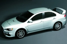 Mitsubishi Lancer Evolution X tiếp tục "sống" đến năm 2015