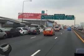 Video hàng trăm ô tô tránh lũ trên đường cao tốc Bangkok