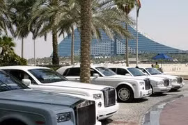 Hơn 3000 siêu xe bị các đại gia dầu mỏ bỏ rơi