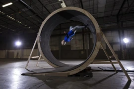 Người đầu tiên chiến thắng trọng lực, chạy trong vòng tròn 360 độ