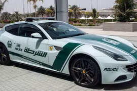 Choáng ngợp với dàn siêu xe hàng triệu đô-la của cảnh sát Dubai