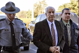 Huấn luyện viên bóng bầu dục hãm hiếp 8 bé trai 