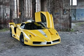 Siêu xe Ferrari được phục hồi sau tai nạn "tắm" hồ