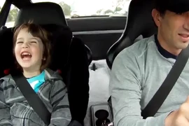 Nhóc tì cười sảng khoái khi được bố đưa đi học bằng Porsche 911