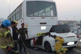 Ferrari California rúc gầm xe buýt, tài xế may mắn sống sót