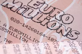 Một người giấu mặt may mắn trúng số hơn 2500 tỉ đồng