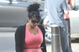 Mẹ tiệc tùng thâu đêm, bỏ con trần chuồng chạy trên phố 