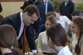 Thủ tướng Nga Medvedev đến thăm Crimea 