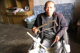 Người đàn ông tự cưa chân vì không có tiền đi viện